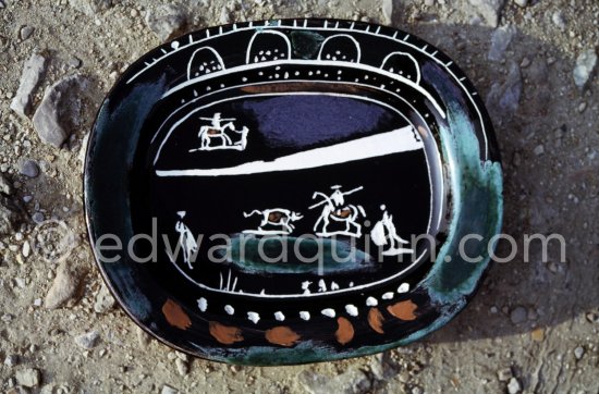 Ceramic photographed 1972 by Quinn for the book: Ramié, Georges. "Céramique de Pablo Picasso", Cercle d'art, Paris 1974. - Photo by Edward Quinn