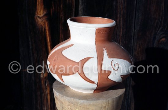 Ceramic photographed 1972 by Quinn for the book: Ramié, Georges. "Céramique de Pablo Picasso", Cercle d'art, Paris 1974. - Photo by Edward Quinn