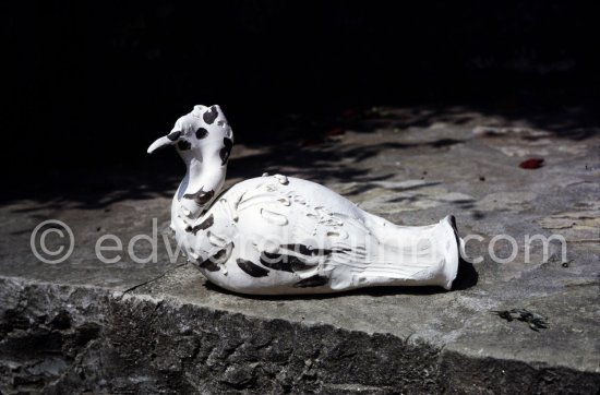 Ceramic photographed 1972 by Quinn for the book: Ramié, Georges. "Céramique de Pablo Picasso", Cercle d'art, Paris 1974. - Photo by Edward Quinn