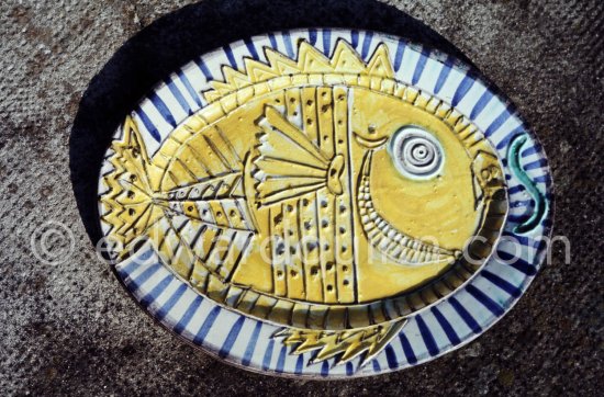 Ceramic photographed 1972 by Quinn for the book: Ramié, Georges. "Céramique de Pablo Picasso", Cercle d'art, Paris 1974. - Photo by Edward Quinn