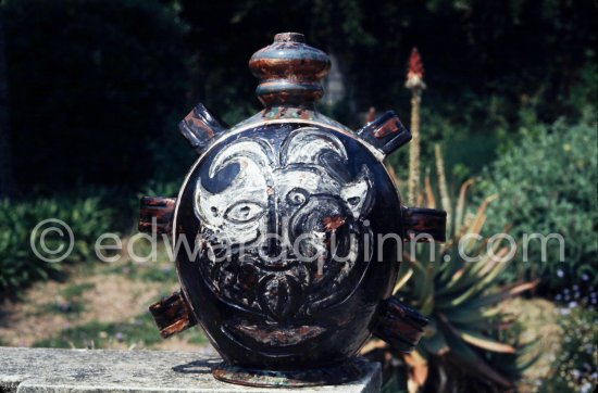 Ceramic photographed 1972 by Quinn for the book: Ramié, Georges. "Céramique de Pablo Picasso", Cercle d'art, Paris 1974. - Photo by Edward Quinn