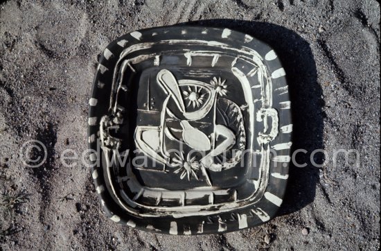 Ceramic photographed 1972 by Quinn for the book: Ramié, Georges. "Céramique de Pablo Picasso", Cercle d'art, Paris 1974. - Photo by Edward Quinn