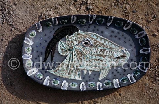 Ceramic photographed 1972 by Quinn for the book: Ramié, Georges. "Céramique de Pablo Picasso", Cercle d'art, Paris 1974. - Photo by Edward Quinn