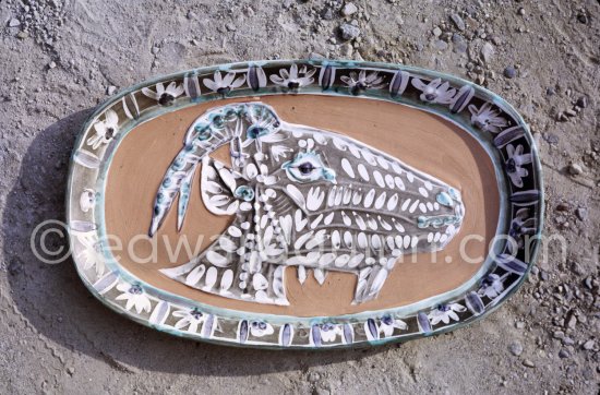 Ceramic photographed 1972 by Quinn for the book: Ramié, Georges. "Céramique de Pablo Picasso", Cercle d'art, Paris 1974. - Photo by Edward Quinn