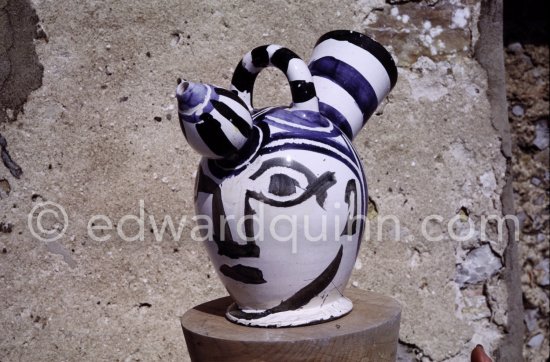 Ceramic photographed 1972 by Quinn for the book: Ramié, Georges. "Céramique de Pablo Picasso", Cercle d'art, Paris 1974. - Photo by Edward Quinn