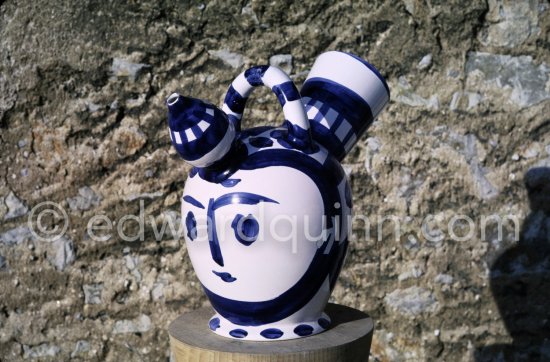 Ceramic photographed 1972 by Quinn for the book: Ramié, Georges. "Céramique de Pablo Picasso", Cercle d'art, Paris 1974. - Photo by Edward Quinn