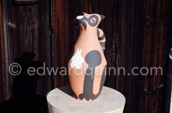 Ceramic photographed 1972 by Quinn for the book: Ramié, Georges. "Céramique de Pablo Picasso", Cercle d'art, Paris 1974. - Photo by Edward Quinn