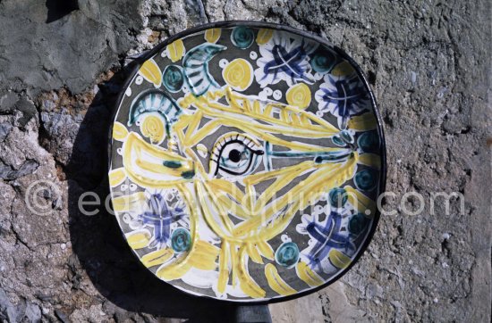 Ceramic photographed 1972 by Quinn for the book: Ramié, Georges. "Céramique de Pablo Picasso", Cercle d'art, Paris 1974. - Photo by Edward Quinn