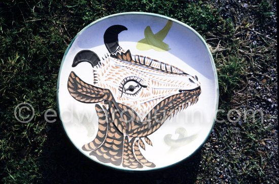 Ceramic photographed 1972 by Quinn for the book: Ramié, Georges. "Céramique de Pablo Picasso", Cercle d'art, Paris 1974. - Photo by Edward Quinn