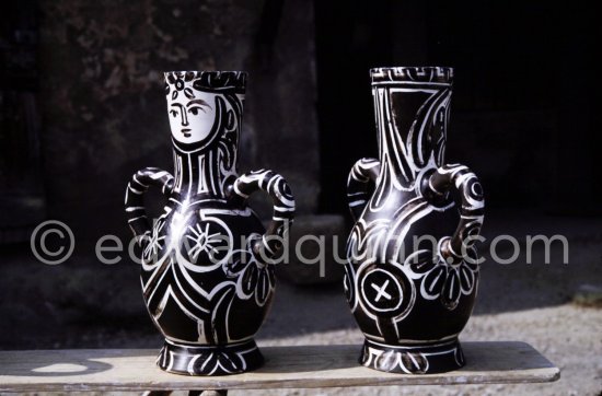 Ceramic photographed 1972 by Quinn for the book: Ramié, Georges. "Céramique de Pablo Picasso", Cercle d'art, Paris 1974. - Photo by Edward Quinn