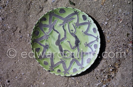 Ceramic photographed 1972 by Quinn for the book: Ramié, Georges. "Céramique de Pablo Picasso", Cercle d'art, Paris 1974. - Photo by Edward Quinn