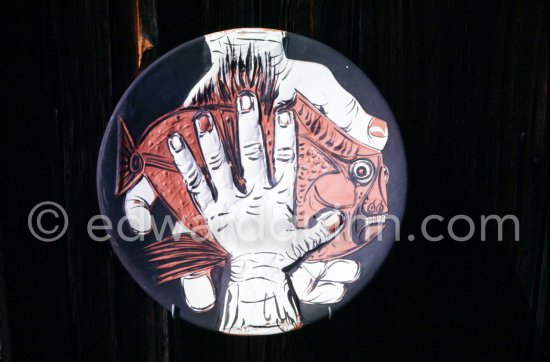 Ceramic photographed 1972 by Quinn for the book: Ramié, Georges. "Céramique de Pablo Picasso", Cercle d'art, Paris 1974. - Photo by Edward Quinn