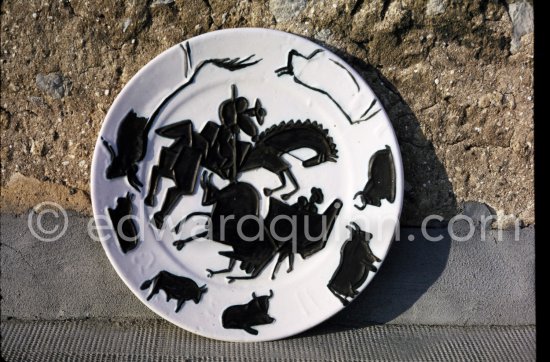 Ceramic photographed 1972 by Quinn for the book: Ramié, Georges. "Céramique de Pablo Picasso", Cercle d'art, Paris 1974. - Photo by Edward Quinn