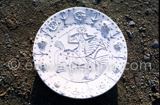 Ceramic photographed 1972 by Quinn for the book: Ramié, Georges. "Céramique de Pablo Picasso", Cercle d'art, Paris 1974. - Photo by Edward Quinn