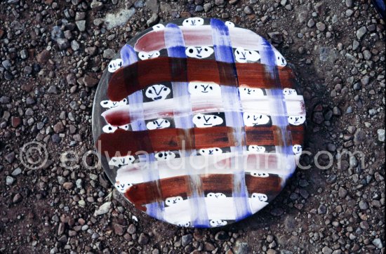 Ceramic photographed 1972 by Quinn for the book: Ramié, Georges. "Céramique de Pablo Picasso", Cercle d'art, Paris 1974. - Photo by Edward Quinn