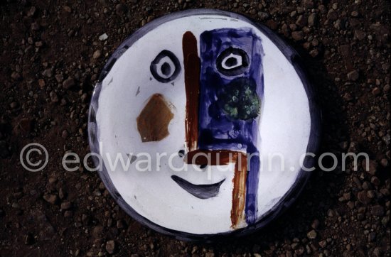 Ceramic photographed 1972 by Quinn for the book: Ramié, Georges. "Céramique de Pablo Picasso", Cercle d'art, Paris 1974. - Photo by Edward Quinn