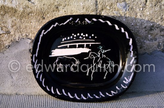 Ceramic photographed 1972 by Quinn for the book: Ramié, Georges. "Céramique de Pablo Picasso", Cercle d'art, Paris 1974. - Photo by Edward Quinn