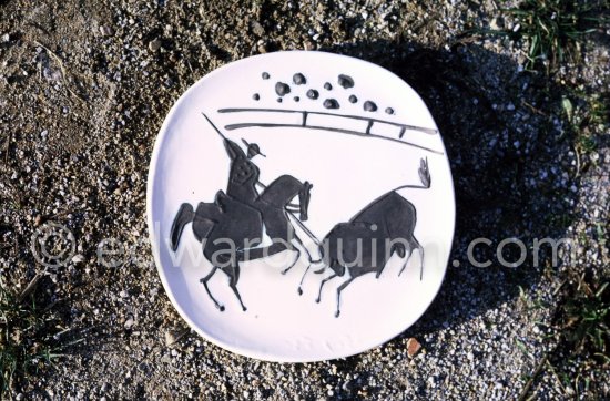 Ceramic photographed 1972 by Quinn for the book: Ramié, Georges. "Céramique de Pablo Picasso", Cercle d'art, Paris 1974. - Photo by Edward Quinn