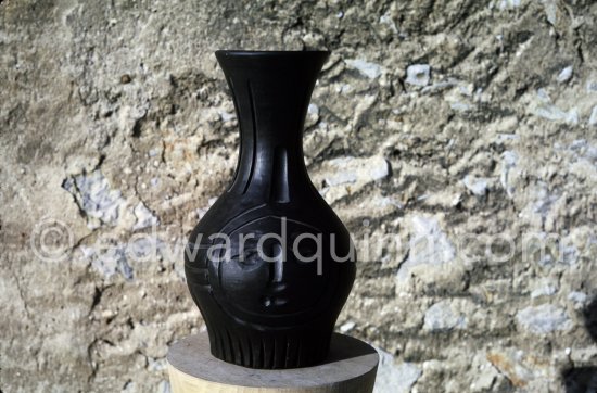 Ceramic photographed 1972 by Quinn for the book: Ramié, Georges. "Céramique de Pablo Picasso", Cercle d'art, Paris 1974. - Photo by Edward Quinn