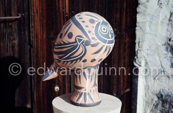 Ceramic photographed 1972 by Quinn for the book: Ramié, Georges. "Céramique de Pablo Picasso", Cercle d'art, Paris 1974. - Photo by Edward Quinn