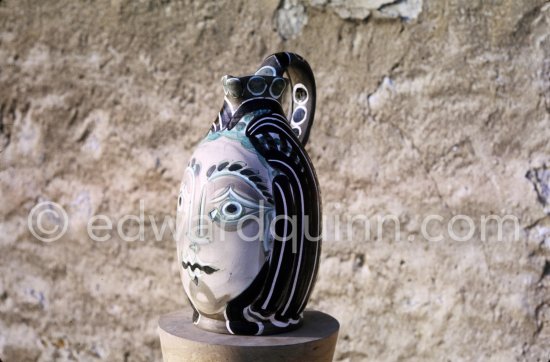 Ceramic photographed 1972 by Quinn for the book: Ramié, Georges. "Céramique de Pablo Picasso", Cercle d'art, Paris 1974. - Photo by Edward Quinn