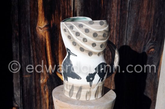 Ceramic photographed 1972 by Quinn for the book: Ramié, Georges. "Céramique de Pablo Picasso", Cercle d'art, Paris 1974. - Photo by Edward Quinn