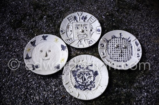 Ceramic photographed 1972 by Quinn for the book: Ramié, Georges. "Céramique de Pablo Picasso", Cercle d'art, Paris 1974. - Photo by Edward Quinn