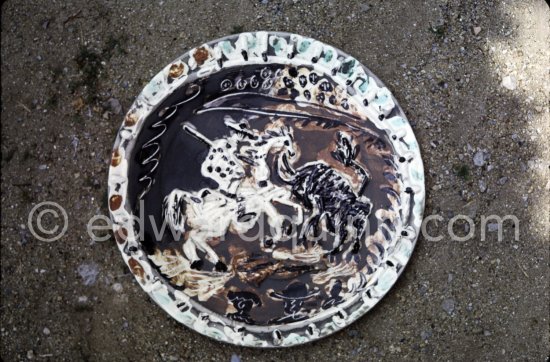 Ceramic photographed 1972 by Quinn for the book: Ramié, Georges. "Céramique de Pablo Picasso", Cercle d'art, Paris 1974. - Photo by Edward Quinn