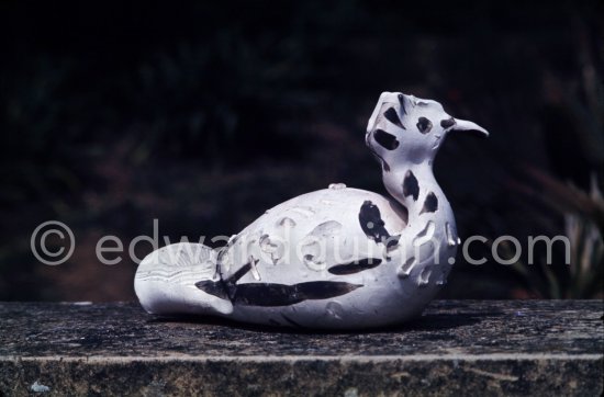 Ceramic photographed 1972 by Quinn for the book: Ramié, Georges. "Céramique de Pablo Picasso", Cercle d'art, Paris 1974. - Photo by Edward Quinn