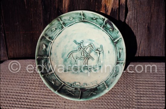 Ceramic photographed 1972 by Quinn for the book: Ramié, Georges. "Céramique de Pablo Picasso", Cercle d'art, Paris 1974. - Photo by Edward Quinn