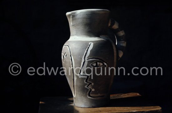 Ceramic photographed 1972 by Quinn for the book: Ramié, Georges. "Céramique de Pablo Picasso", Cercle d'art, Paris 1974. - Photo by Edward Quinn