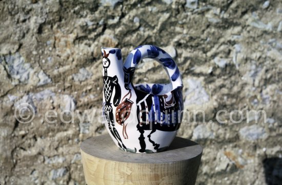 Ceramic photographed 1972 by Quinn for the book: Ramié, Georges. "Céramique de Pablo Picasso", Cercle d'art, Paris 1974. - Photo by Edward Quinn