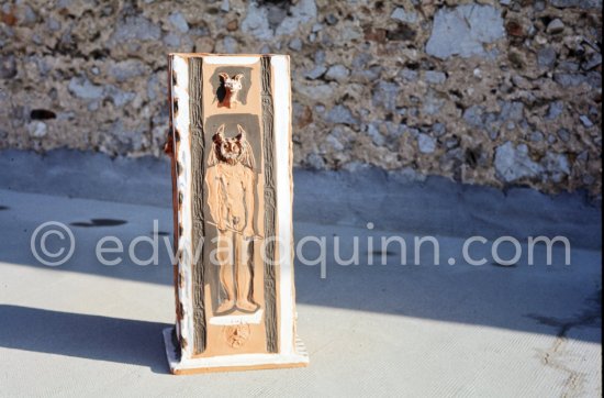 Ceramic photographed 1972 by Quinn for the book: Ramié, Georges. "Céramique de Pablo Picasso", Cercle d'art, Paris 1974. - Photo by Edward Quinn