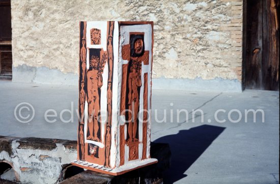 Ceramic photographed 1972 by Quinn for the book: Ramié, Georges. "Céramique de Pablo Picasso", Cercle d'art, Paris 1974. - Photo by Edward Quinn