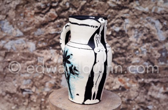 Ceramic photographed 1972 by Quinn for the book: Ramié, Georges. "Céramique de Pablo Picasso", Cercle d'art, Paris 1974. - Photo by Edward Quinn