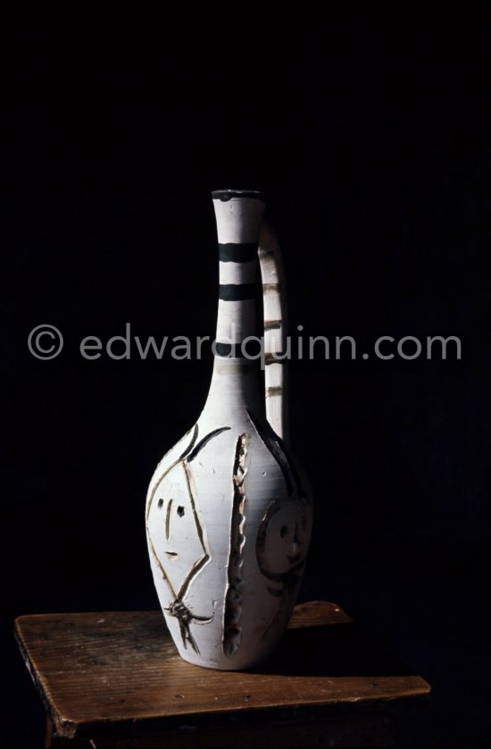 Ceramic photographed 1972 by Quinn for the book: Ramié, Georges. "Céramique de Pablo Picasso", Cercle d'art, Paris 1974. - Photo by Edward Quinn