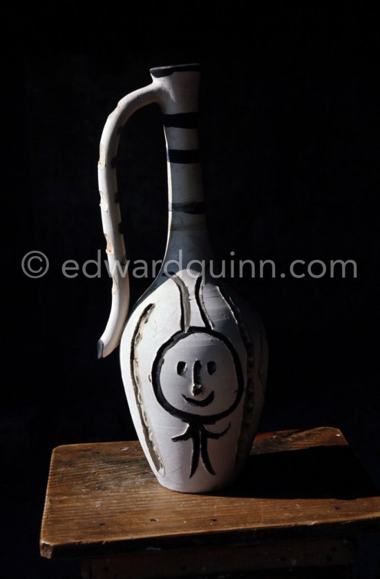 Ceramic photographed 1972 by Quinn for the book: Ramié, Georges. "Céramique de Pablo Picasso", Cercle d'art, Paris 1974. - Photo by Edward Quinn