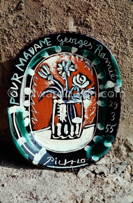 Ceramic photographed 1972 by Quinn for the book: Ramié, Georges. "Céramique de Pablo Picasso", Cercle d'art, Paris 1974. - Photo by Edward Quinn