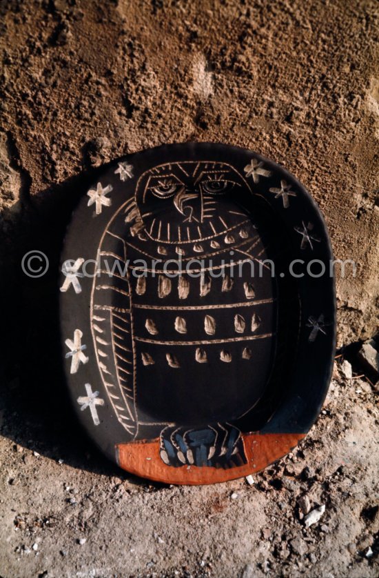 Ceramic photographed 1972 by Quinn for the book: Ramié, Georges. "Céramique de Pablo Picasso", Cercle d'art, Paris 1974. - Photo by Edward Quinn
