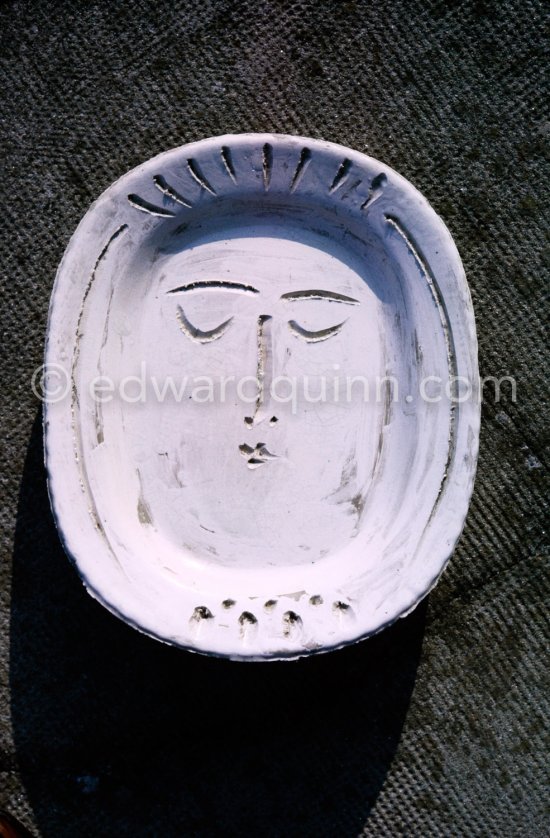 Ceramic photographed 1972 by Quinn for the book: Ramié, Georges. "Céramique de Pablo Picasso", Cercle d'art, Paris 1974. - Photo by Edward Quinn