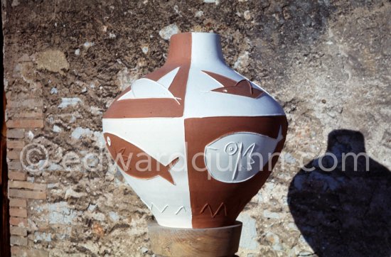 Ceramic photographed 1972 by Quinn for the book: Ramié, Georges. "Céramique de Pablo Picasso", Cercle d'art, Paris 1974. - Photo by Edward Quinn