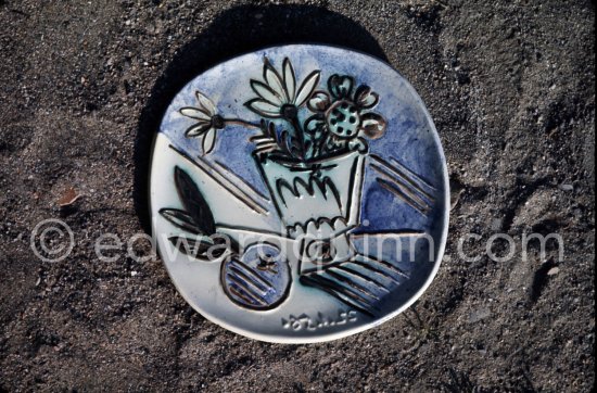 Ceramic photographed 1972 by Quinn for the book: Ramié, Georges. "Céramique de Pablo Picasso", Cercle d'art, Paris 1974. - Photo by Edward Quinn