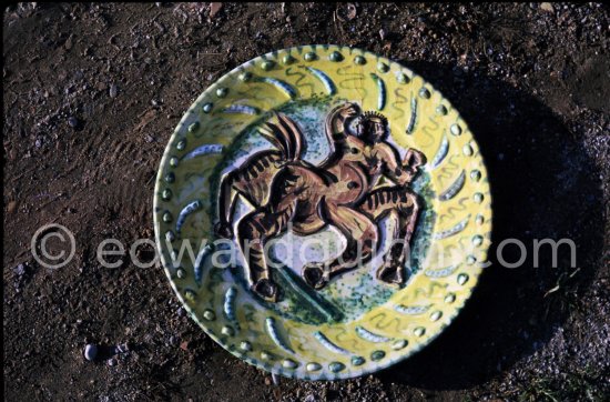 Ceramic photographed 1972 by Quinn for the book: Ramié, Georges. "Céramique de Pablo Picasso", Cercle d'art, Paris 1974. - Photo by Edward Quinn