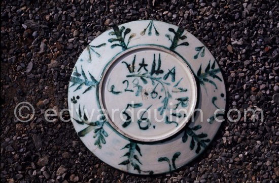 Ceramic photographed 1972 by Quinn for the book: Ramié, Georges. "Céramique de Pablo Picasso", Cercle d'art, Paris 1974. - Photo by Edward Quinn