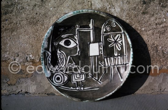 Ceramic photographed 1972 by Quinn for the book: Ramié, Georges. "Céramique de Pablo Picasso", Cercle d'art, Paris 1974. - Photo by Edward Quinn