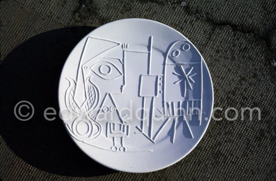 Ceramic photographed 1972 by Quinn for the book: Ramié, Georges. "Céramique de Pablo Picasso", Cercle d'art, Paris 1974. - Photo by Edward Quinn