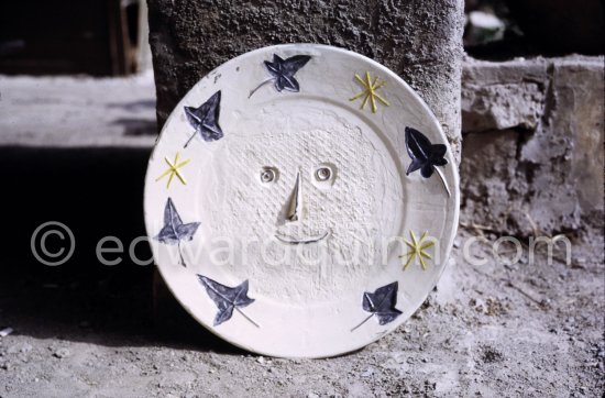 Ceramic photographed 1972 by Quinn for the book: Ramié, Georges. "Céramique de Pablo Picasso", Cercle d'art, Paris 1974. - Photo by Edward Quinn