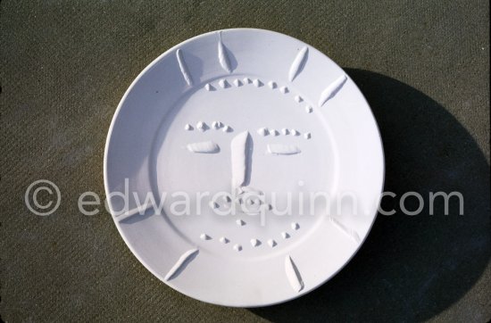 Ceramic photographed 1972 by Quinn for the book: Ramié, Georges. "Céramique de Pablo Picasso", Cercle d'art, Paris 1974. - Photo by Edward Quinn
