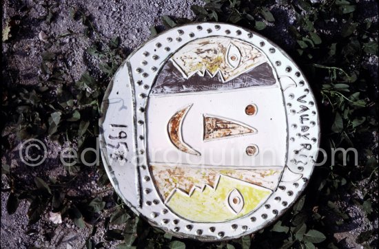 Ceramic photographed 1972 by Quinn for the book: Ramié, Georges. "Céramique de Pablo Picasso", Cercle d'art, Paris 1974. - Photo by Edward Quinn