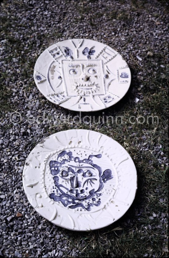 Ceramic photographed 1972 by Quinn for the book: Ramié, Georges. "Céramique de Pablo Picasso", Cercle d'art, Paris 1974. - Photo by Edward Quinn